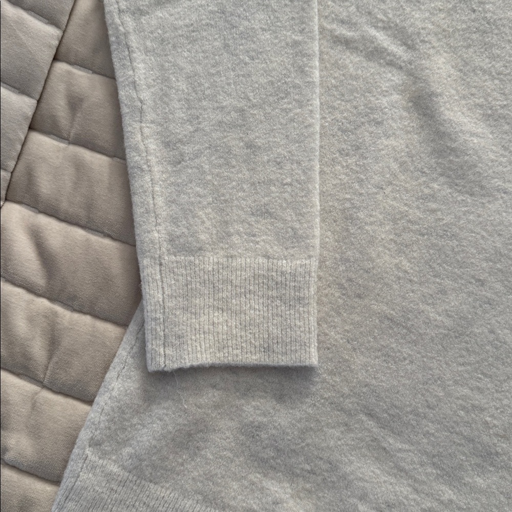 Banana Republic Light Gray Sweater *NWOT Size: L - Picture 4 of 6